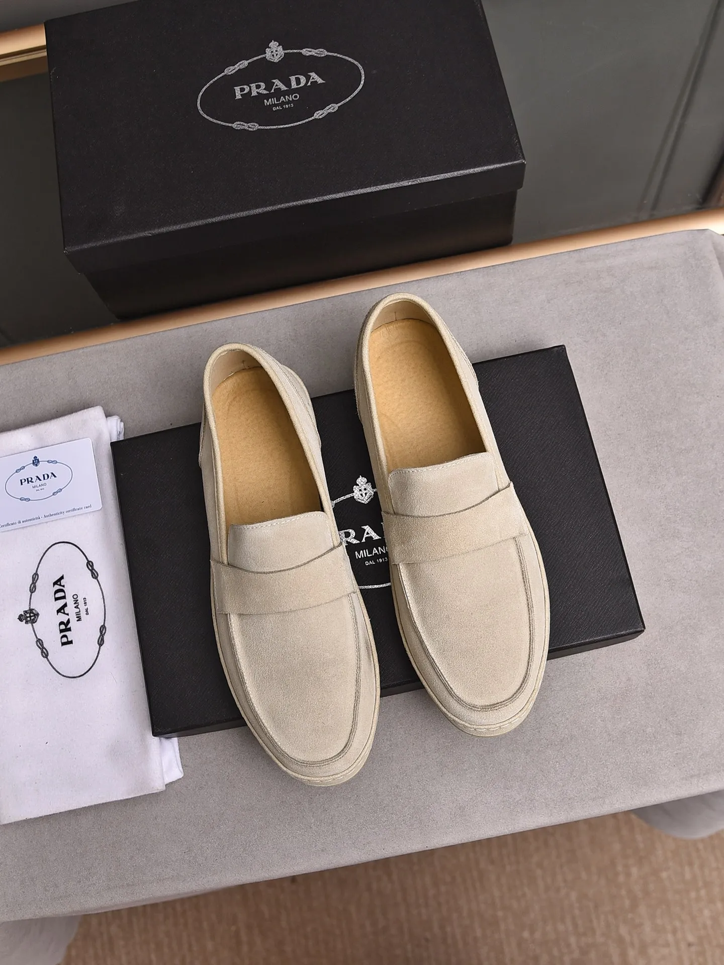 👟👟👟Men's Shoes💰P420 🆕🔥New Updates🔥👟PRADA (Prada) new products are released, imported soft cowhide, fashionable to allow air to penetrate the entire shoe, and the awesome shoes [strong] bring an extremely comfortable and breathable feeling! Beautiful inside and out! Exquisite workmanship, top-grade cowhide material, 😌Number: 38~44, 3 colors available: black, white and blue.
